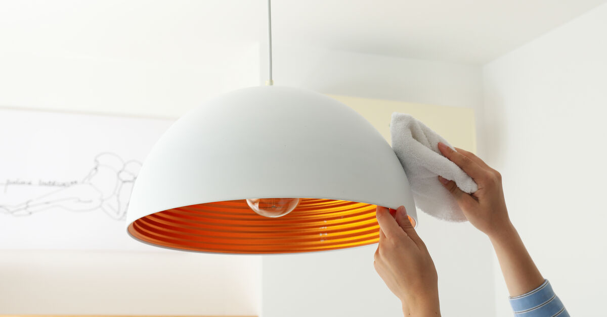 Deckenlampen und Lampenschirme abstauben: Für mehr Licht im Raum
