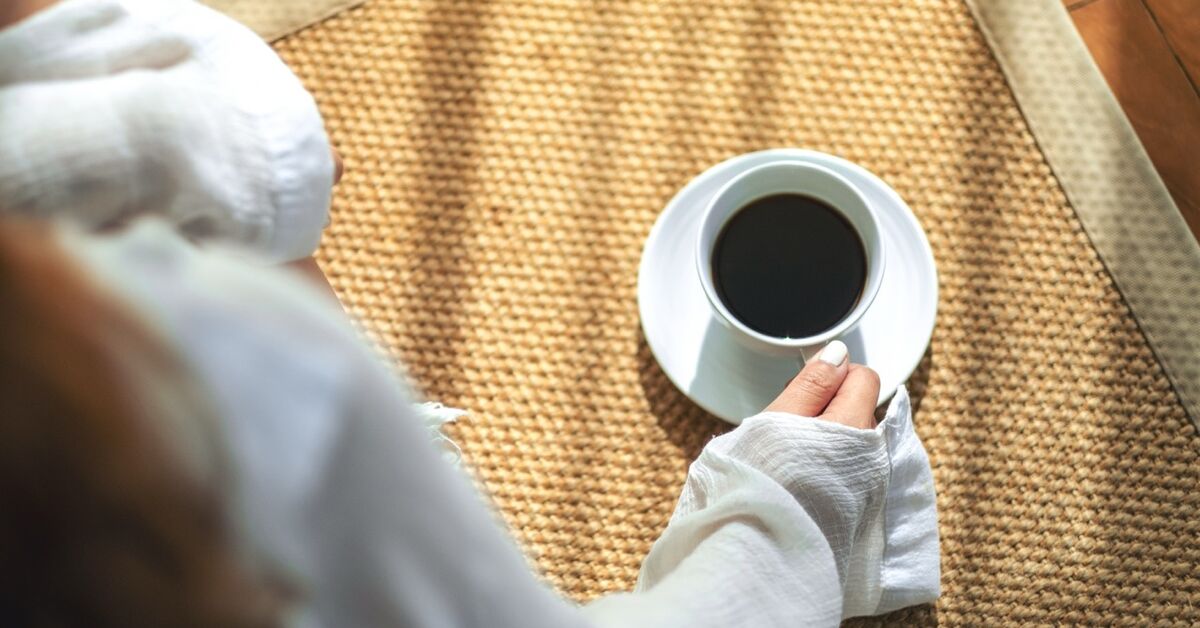 Kaffeeflecken aus Teppich und Polster entfernen: bewährte Hausmittel