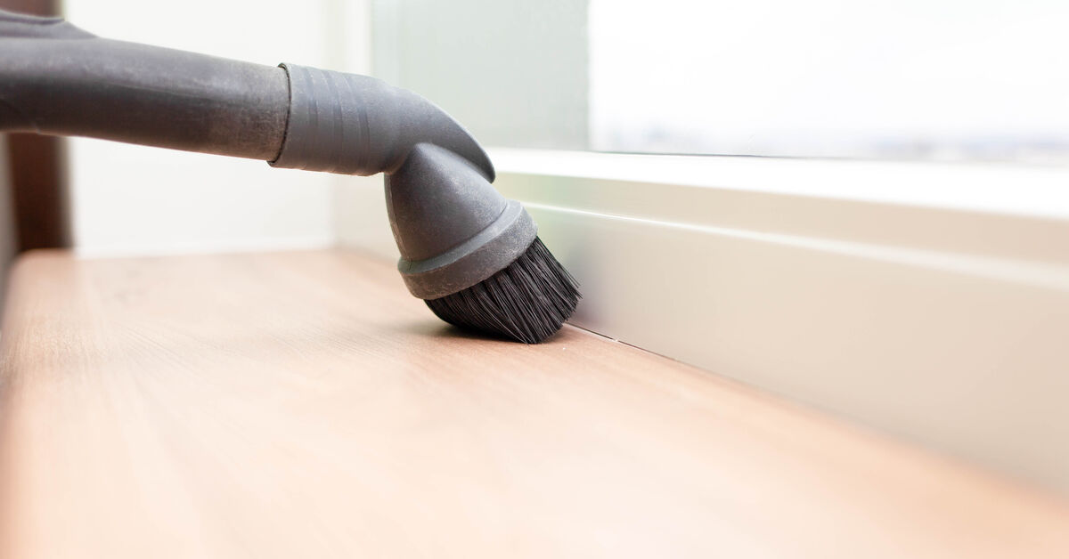Mild cleaning solution and soft sponge