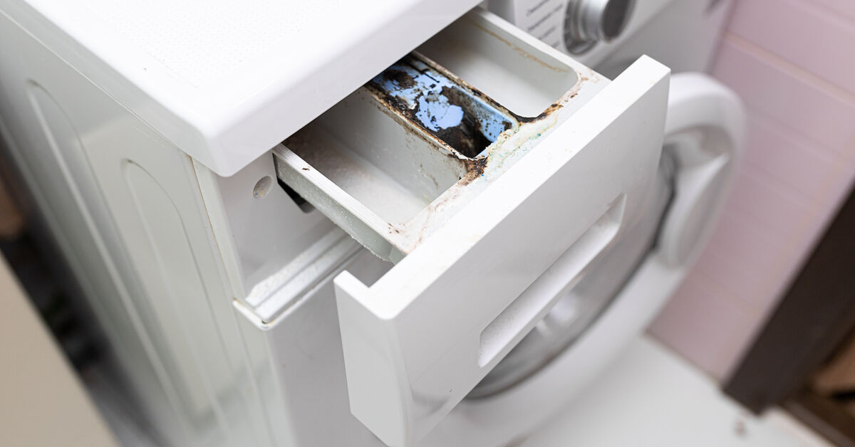 Damp detergent compartment with residue
