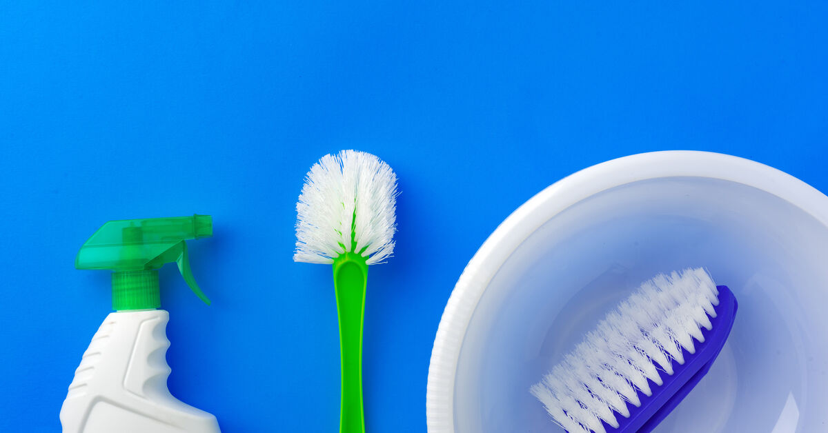Gentle cleaning tools for outdoor playthings