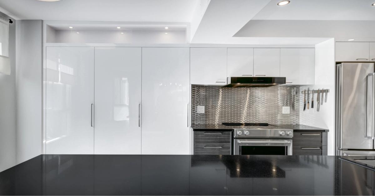 Hochglanzküche reinigen: Fingerabdrücke und Fett schonend beseitigen