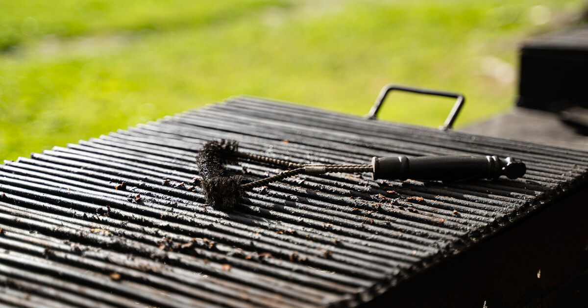 Greasy electric grill with heavy residue