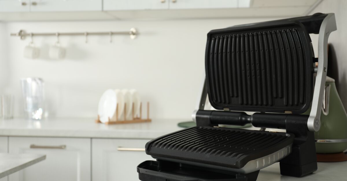 Grill cleaning tools arranged on tray