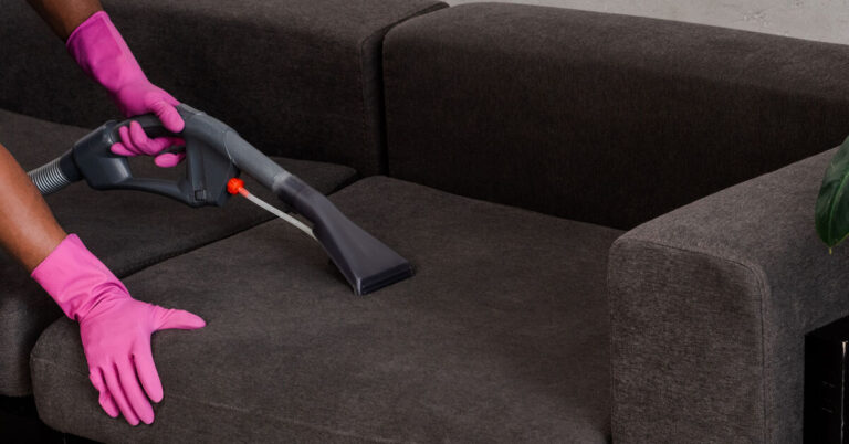 Gerüche aus dem Sofa entfernen: Rauch, Haustiere und muffigen Geruch loswerden